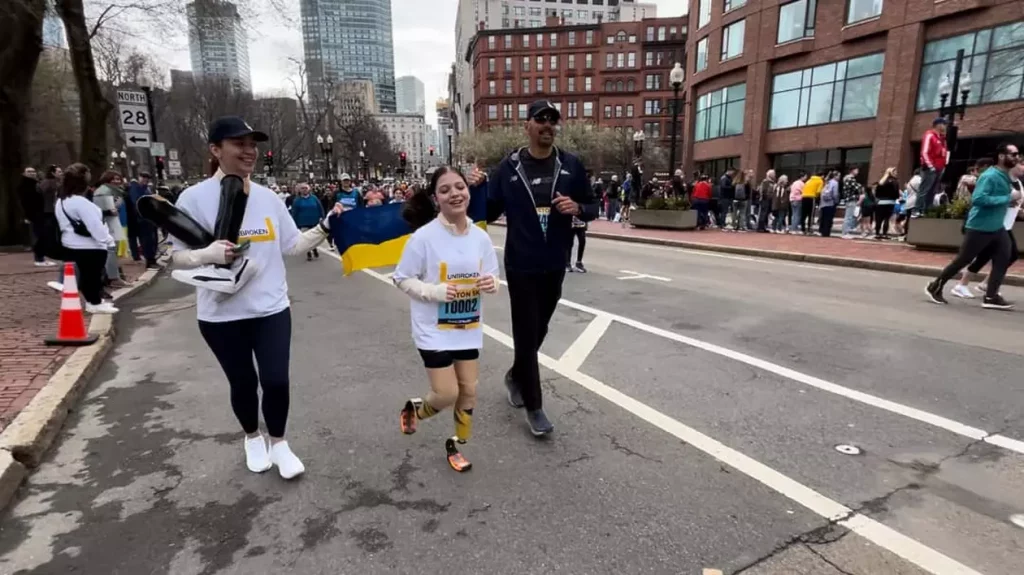 Iana, fetița de 12 Ani care și-a pierdut picioarele în atacul se la Kramatorsk, a alergat 5 km la maratonul de la Boston