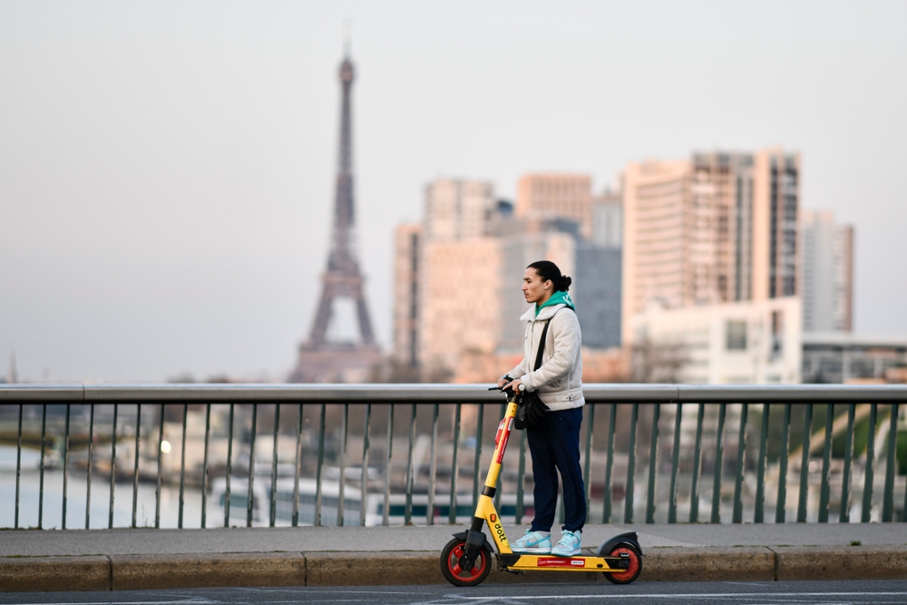 Interzicerea trotinetelor electrice a contribuit la creșterea folosirii bicicletelor în Paris