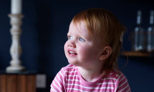 O fetiță din Marea Britanie a putut auzi pentru prima oară după prima terapie genetică din lume care tratează surditatea