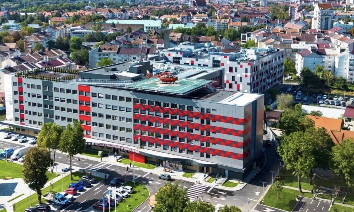 Echipa medicală de la Spitalul Clinic Județean de Urgență Bistrița a realizat o intervenție complexă de reconstrucție a urechii unei paciente cu malformație congenitală. Sursa foto: Spitalul Clinic Județean de Urgență Bistrița.