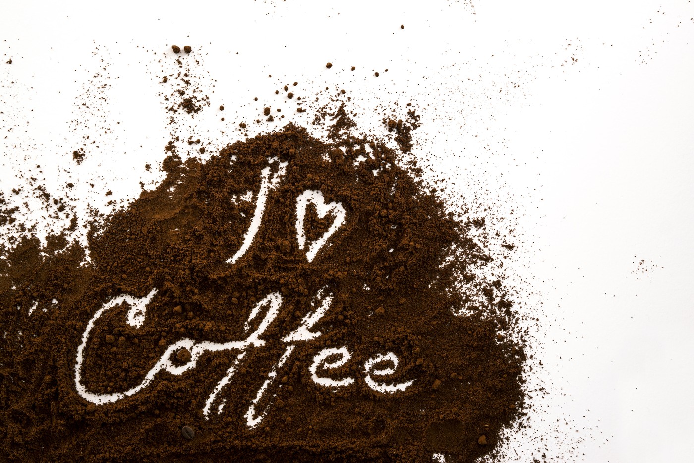 Zațul de cafea poate fi transformat prin piroliză într-un material bogat în carbon, utilizat experimental pentru înlocuirea unei părți din nisipul din beton. Sursa foto: Profimedia.